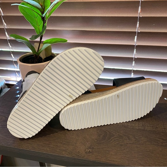 NIB Lucky Brand Women's Itolva Wedge Sandal in Black - US size 6M - Picture 7 of 8